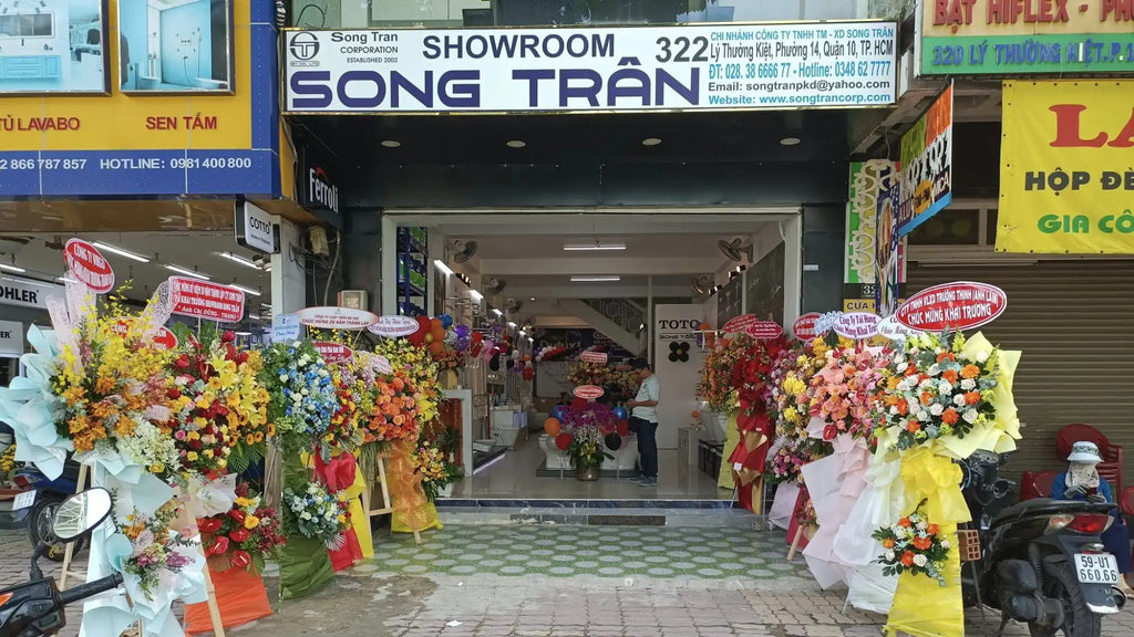 Cửa hàng của 'Song Tran Showroom' được trang trí bằng những bó hoa nhiều màu sắc.