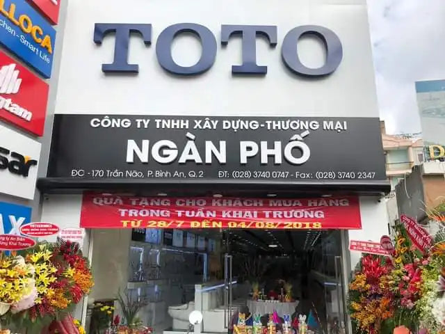 Biển hiệu cửa hàng hiển thị chữ 'TOTO' và 'NGAN PHO' bằng chữ cái thương mại tiếng Việt.