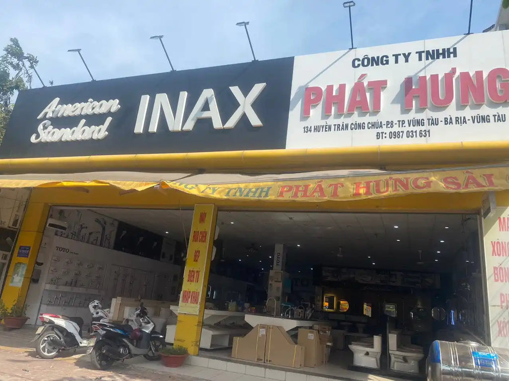 Cửa hàng với biển hiệu INAX và Phát Hưng bằng tiếng Việt.