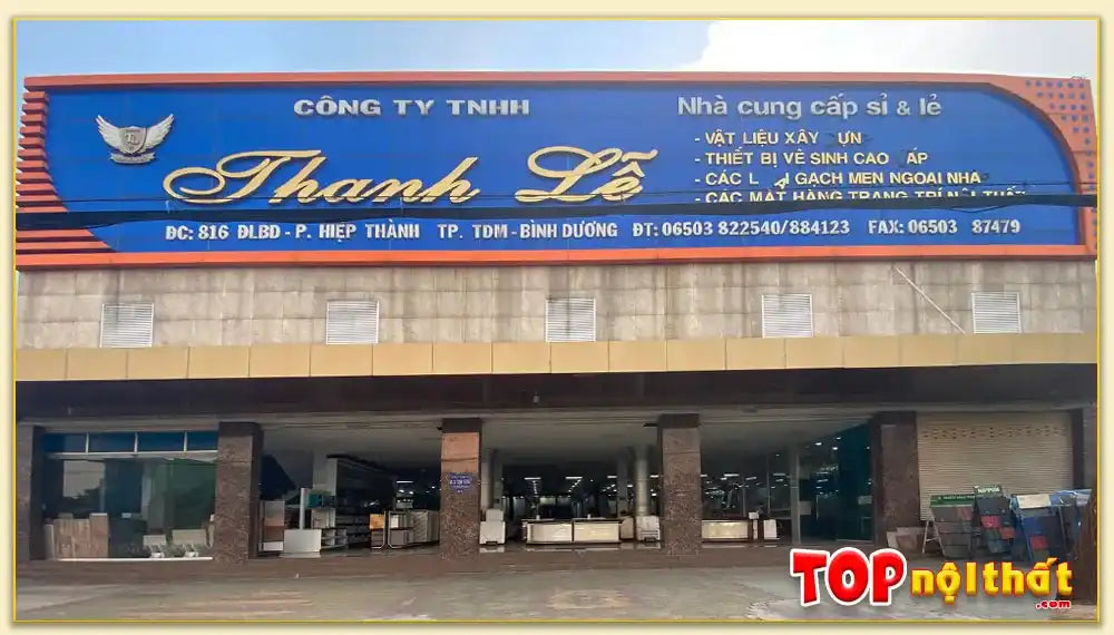 Cửa hàng của một doanh nghiệp Việt Nam có tên là 'Thanh Lê' với biển hiệu màu xanh và khu vực trưng bày mở.