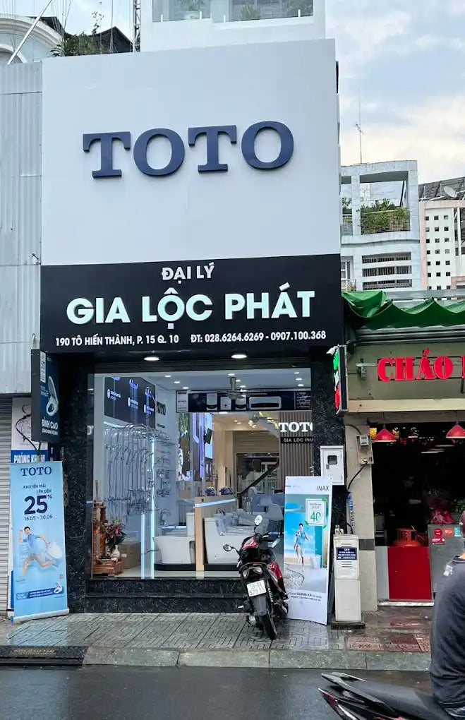 Cửa hàng với biển hiệu 'TOTO' và 'GIA LOC PHAT' bằng tiếng Việt.