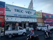 Cửa hàng với biển hiệu ’TRUC VIET’ trên một tòa nhà thương mại.