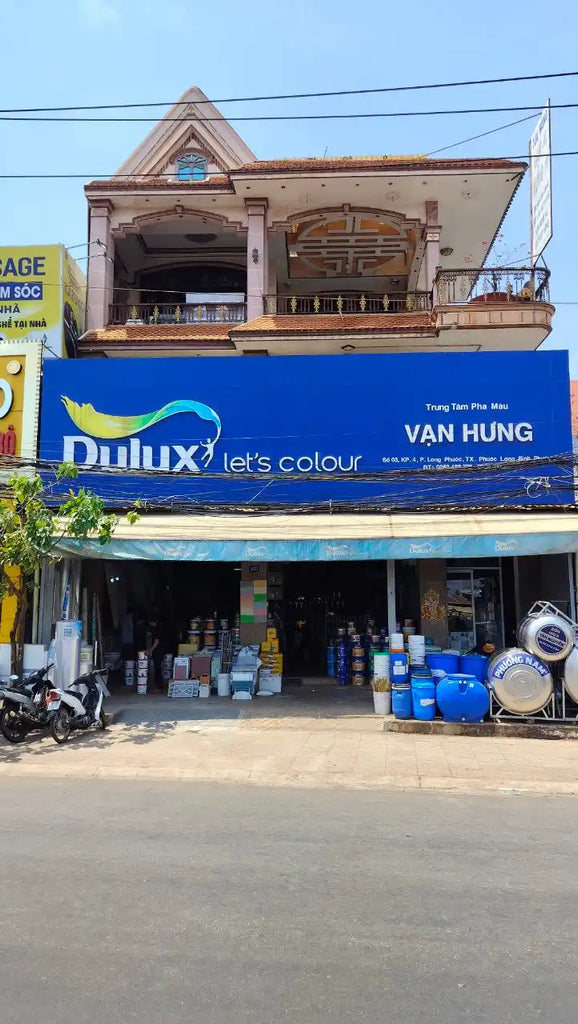 Cửa hàng sơn Dulux với biển hiệu màu xanh tại Việt Nam.