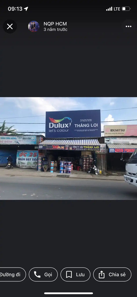 Cửa hàng sơn Dulux với biển hiệu màu xanh đậm.