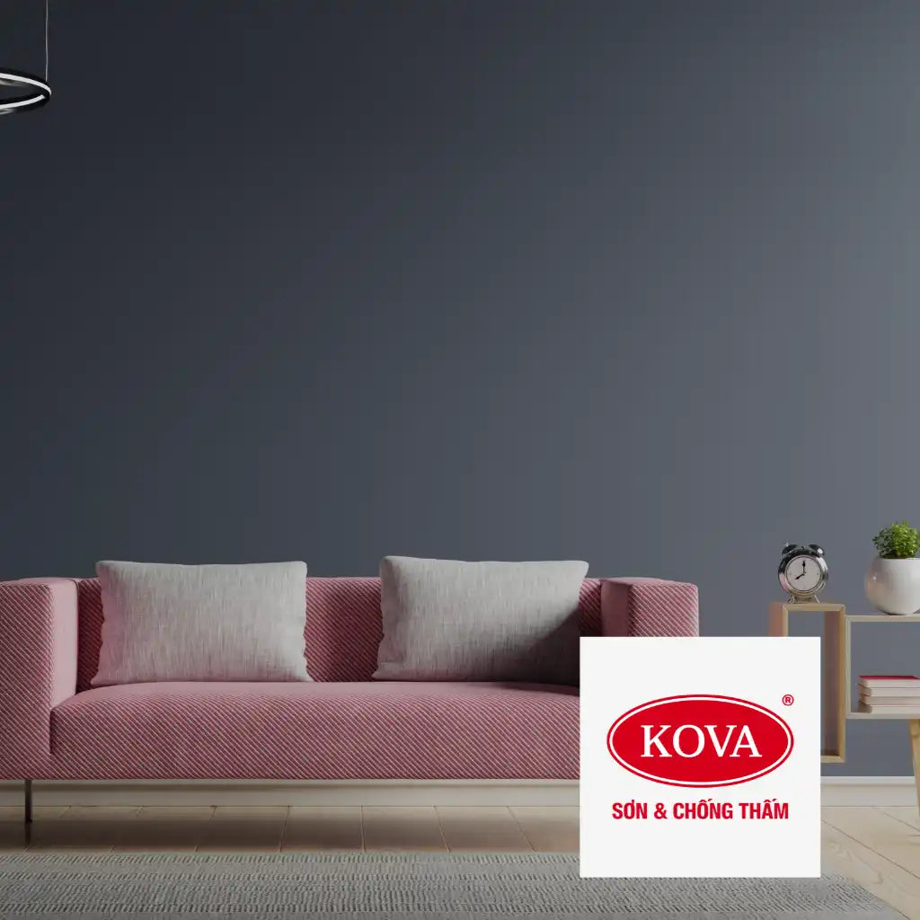 Ghế sofa có kết cấu màu hồng với gối ôm màu trắng.