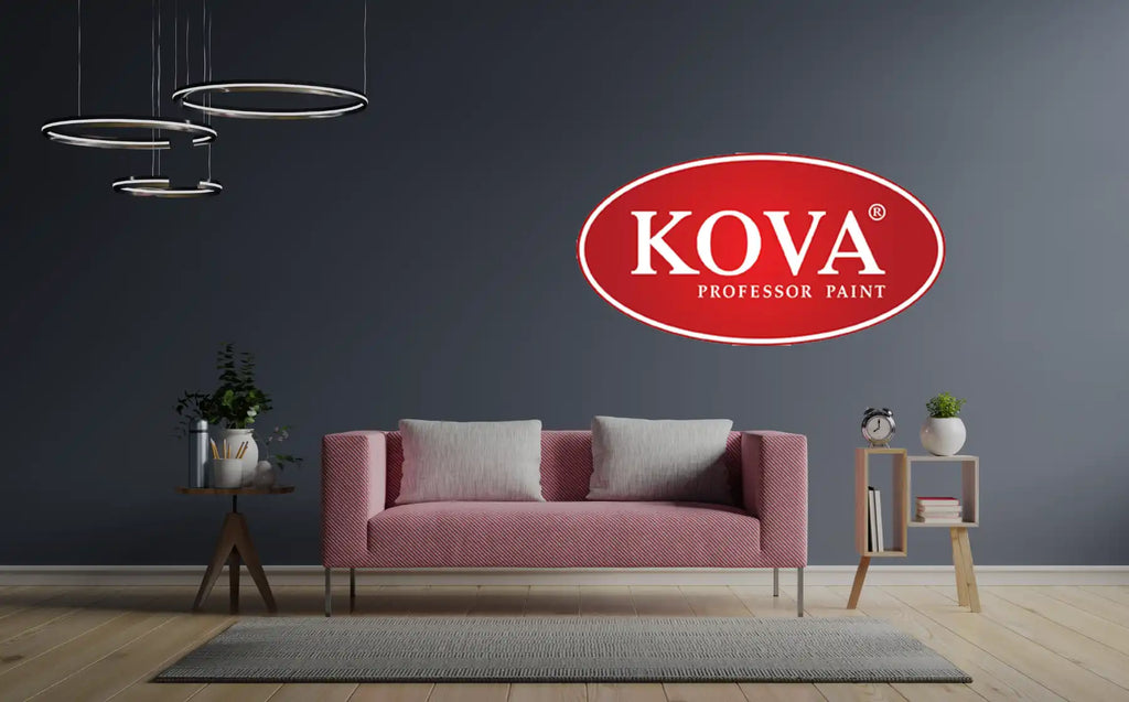 Sofa hồng với gối ném màu xám.