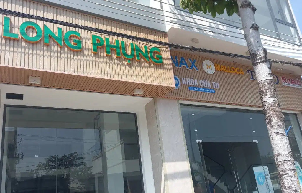 Biển hiệu cửa hàng 'LONG PHUNG' màu xanh lắp đặt trên một tòa nhà thương mại.