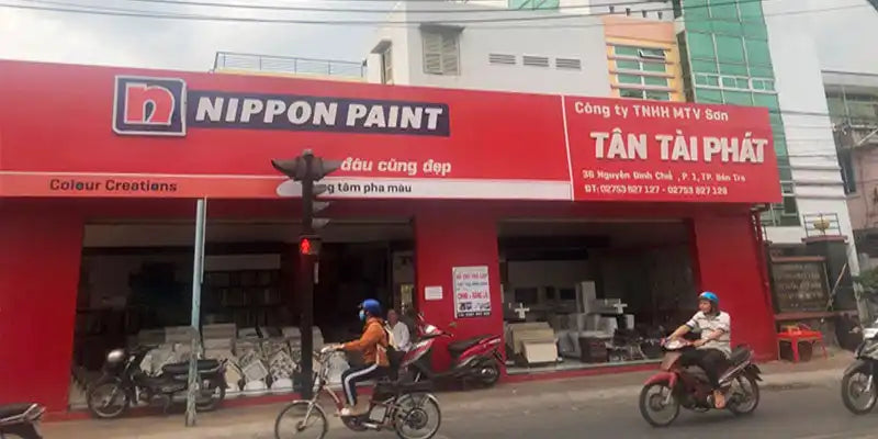 Cửa hàng Nippon Paint với biển hiệu và thương hiệu màu đỏ.