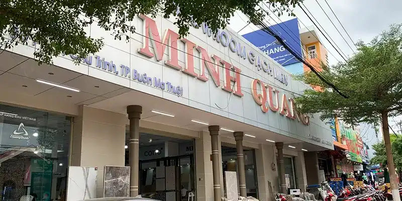 Cửa hàng Mini Mart với chữ màu đỏ trên biển hiệu bên ngoài.