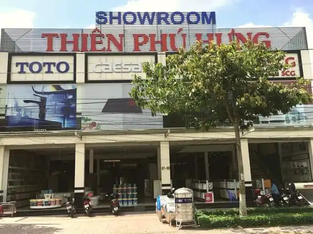 Cửa hàng triển lãm với biển hiệu 'Thien Phu Hung' và 'TOTO'.