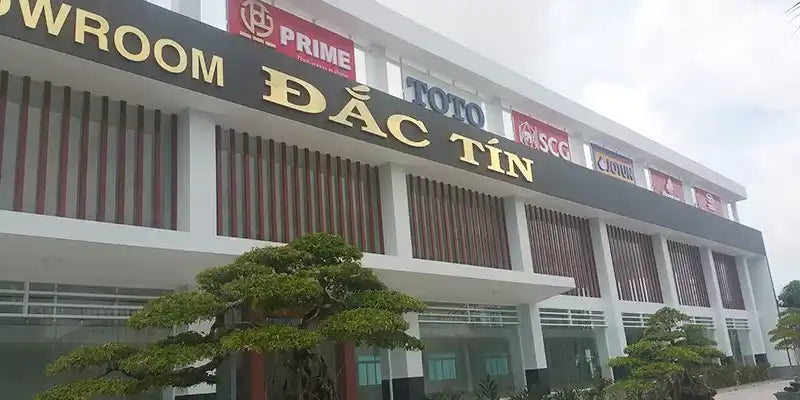 Tòa nhà showroom với biển hiệu 'DAC TIN' trên mặt tiền.