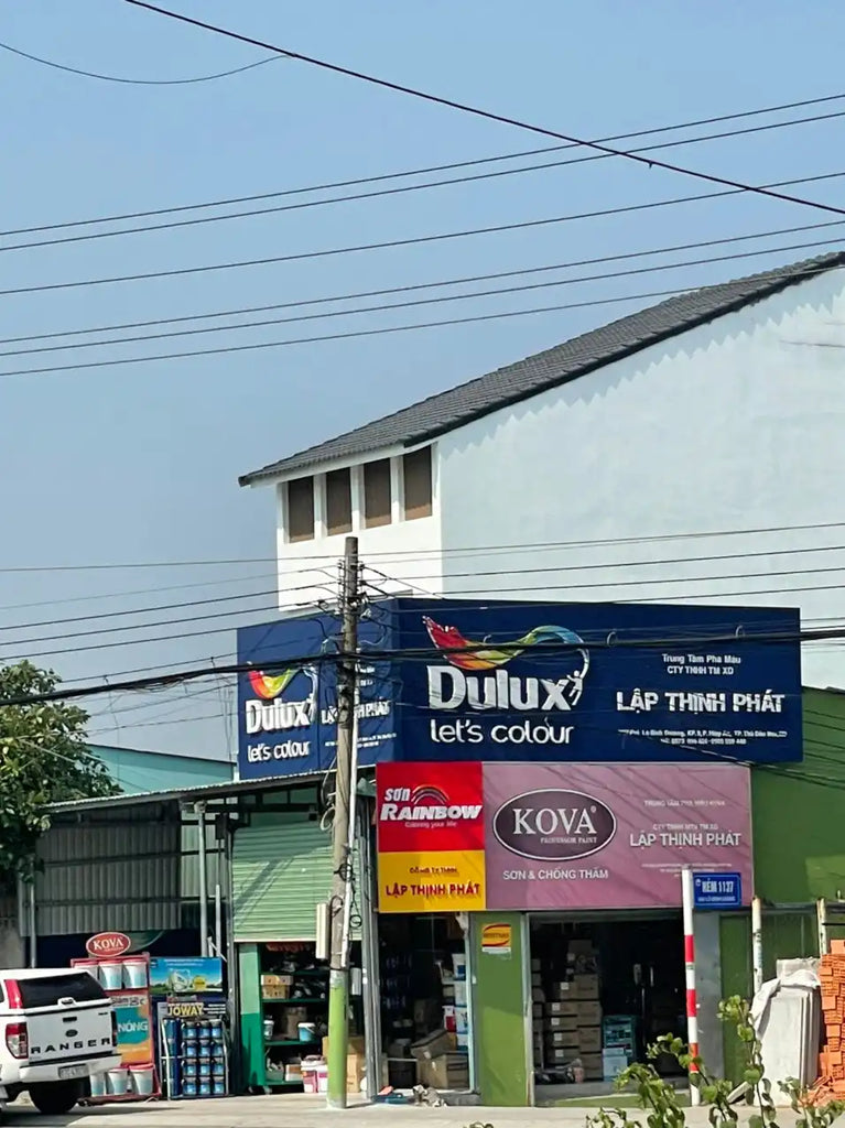 Cửa hàng sơn với biển hiệu Dulux và Kova.