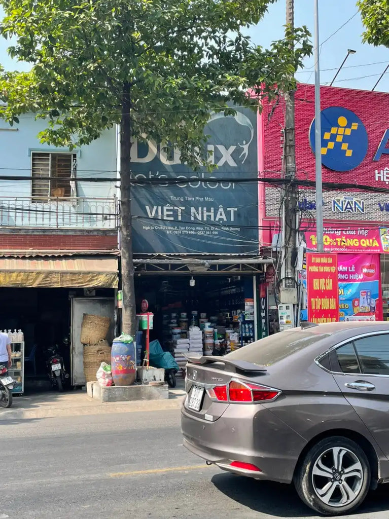 Cửa hàng sơn có biển hiệu 'Dulux' tại Việt Nam.