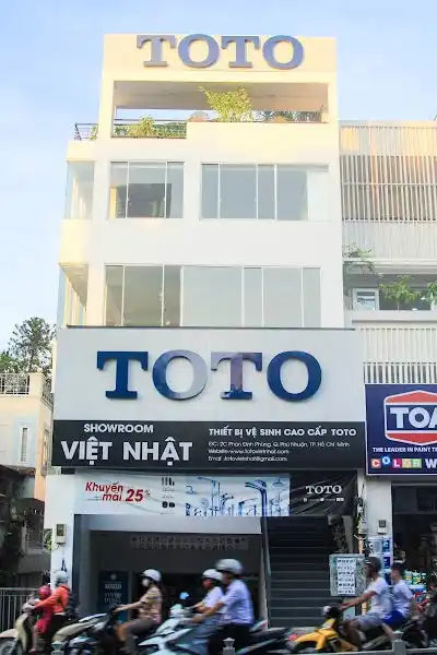 Cửa hàng bán lẻ TOTO với biển hiệu bằng tiếng Việt và tiếng Anh.