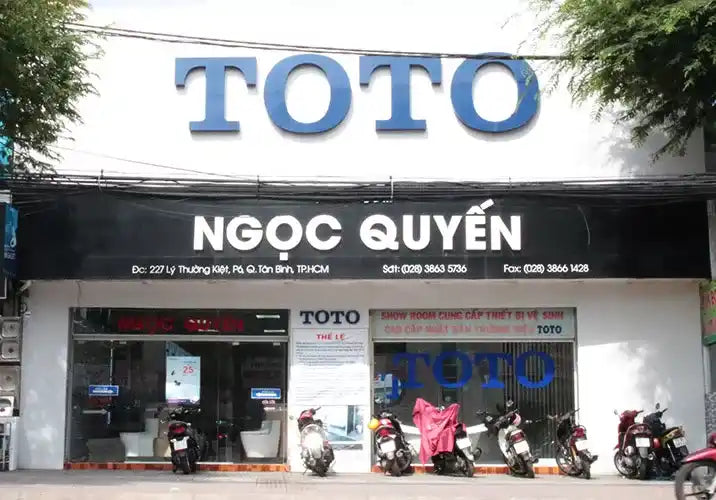 Cửa hàng bán lẻ TOTO với bảng hiệu 'Ngọc Quyên' tại Việt Nam.