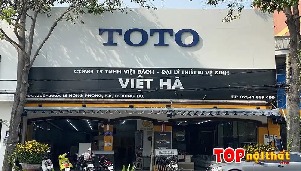 Biển hiệu TOTO với chữ tiếng Việt 'VIET HA' hiển thị bên dưới.