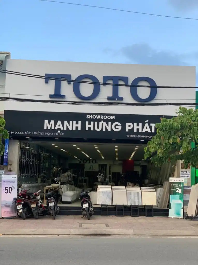 Bảng hiệu 'MANH HUNG PHAT' tại cửa hàng TOTO.