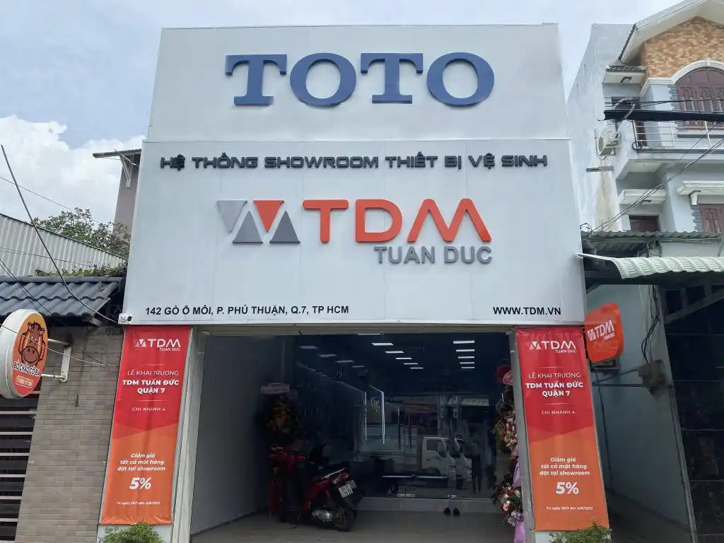 Cửa hàng TOTO và TDM với biển hiệu và băng rôn.