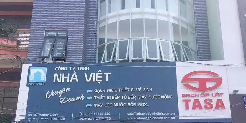 Biển hiệu cửa hàng cho 'Nhà Việt' với chữ màu xanh và trắng.